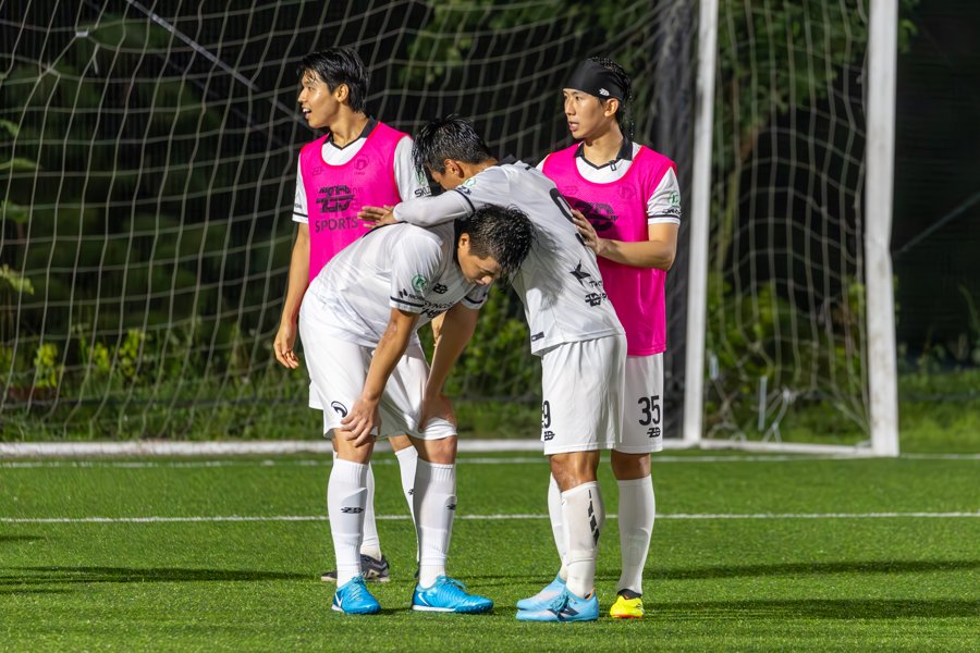 경기 후 서로 격려하는 선수들